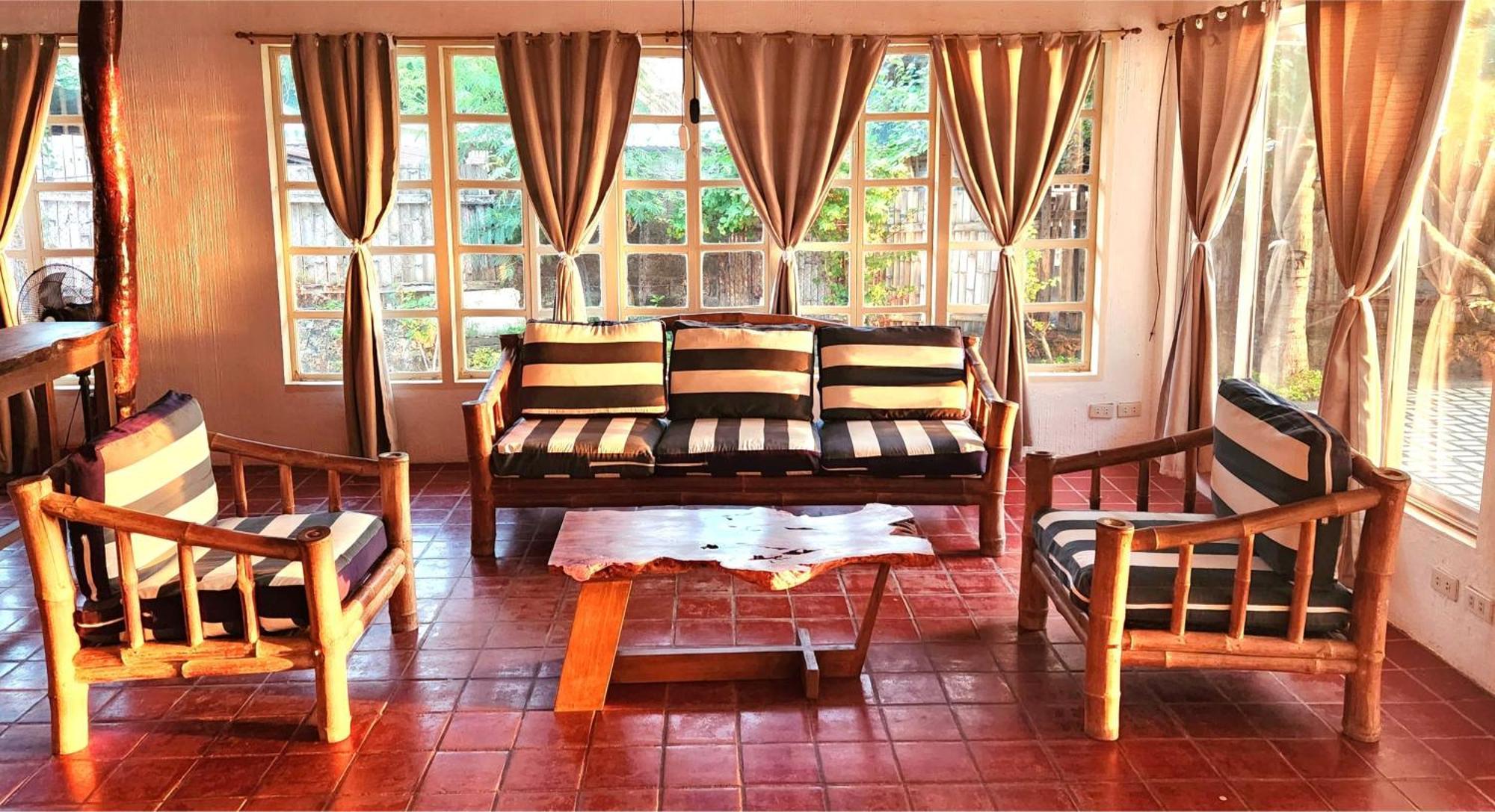 White House, Batangas Villa Lian Luaran gambar